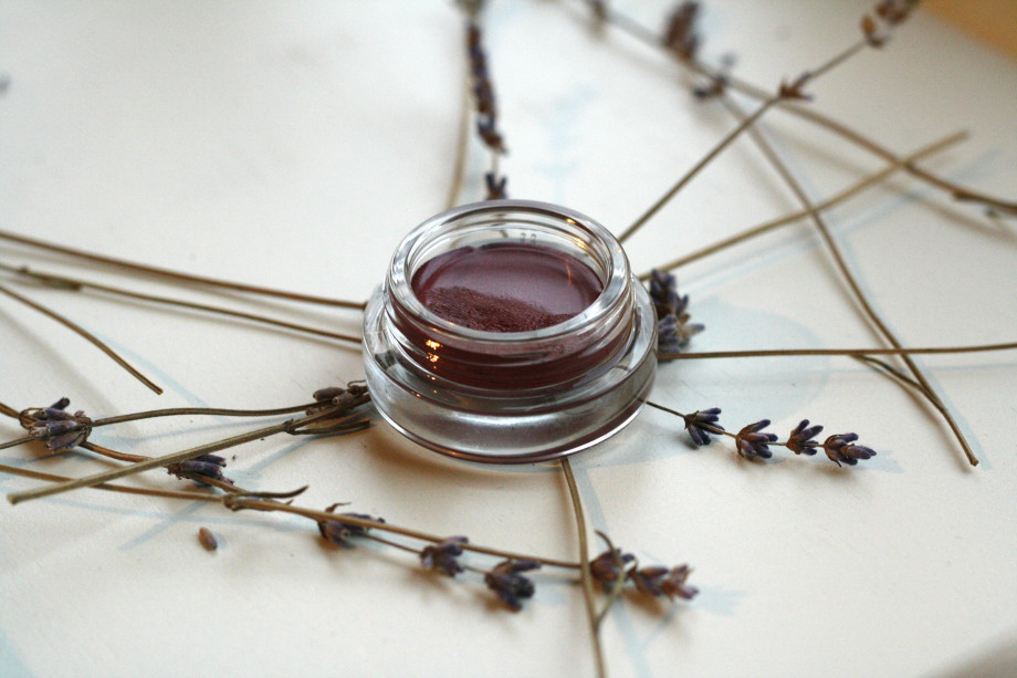 Eye shadow shades for heroin chic